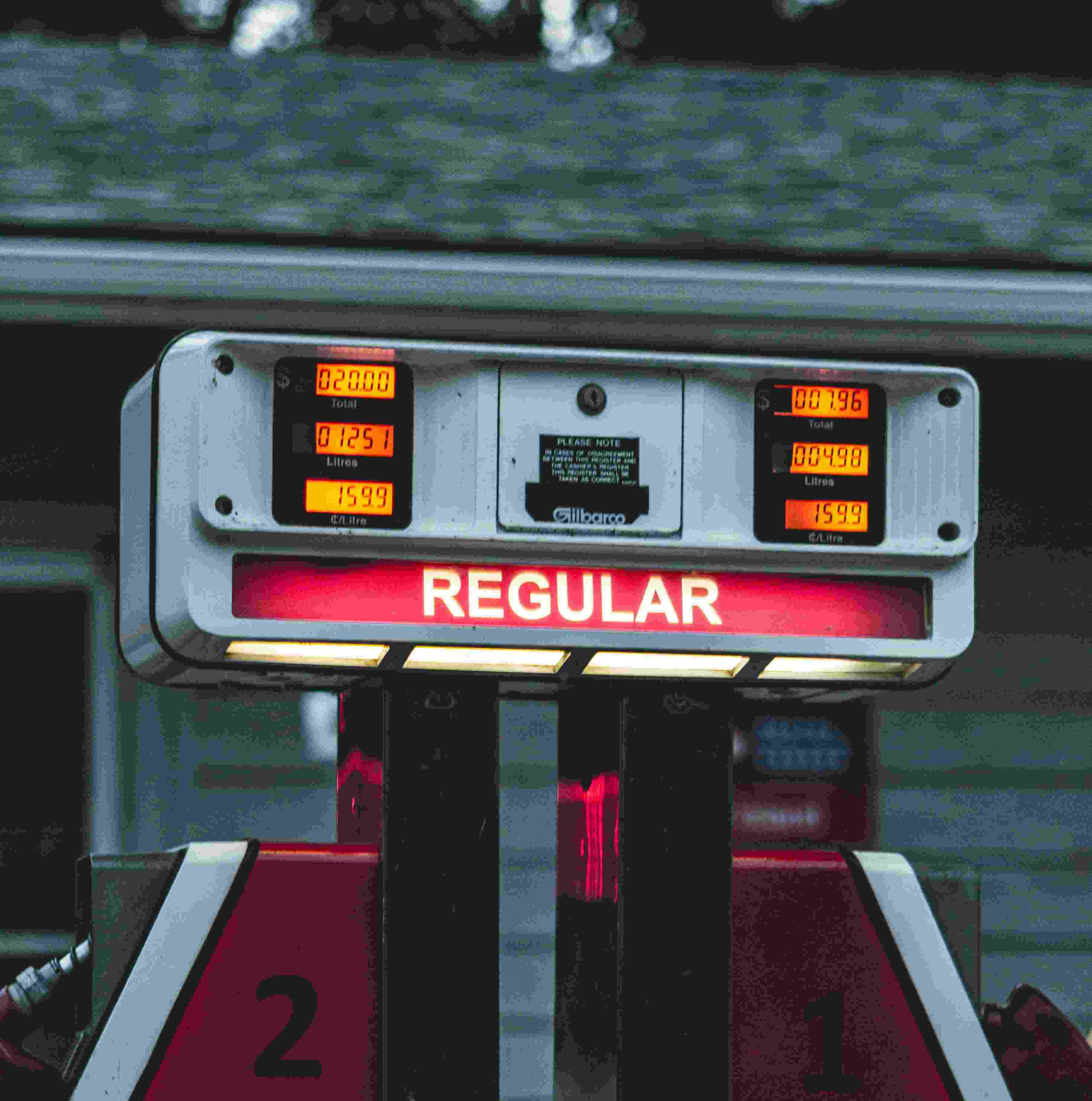 ⁠bomba de gasolina velha escrito regular em inglês