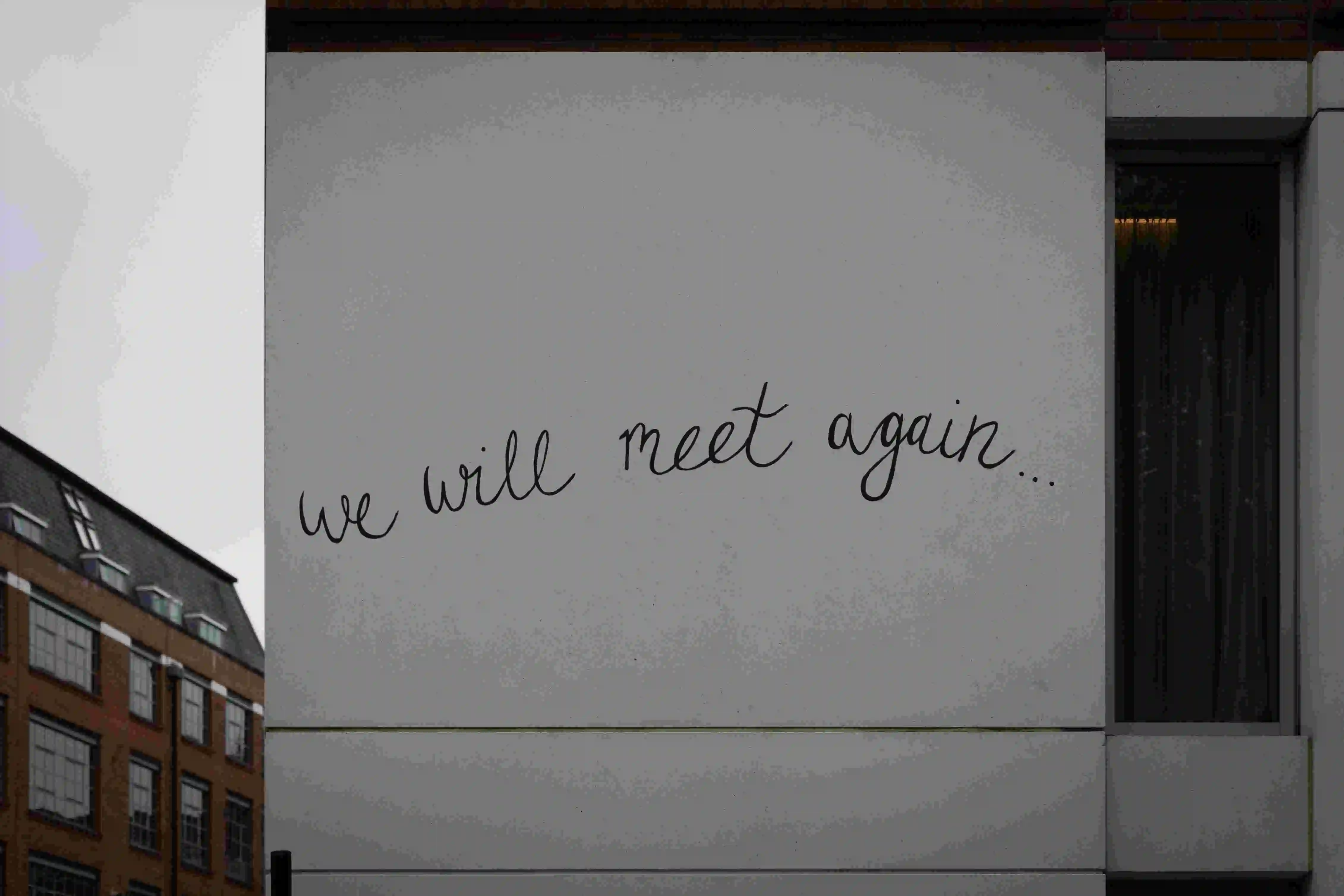 parede escrito 'we will meet again' em inglês