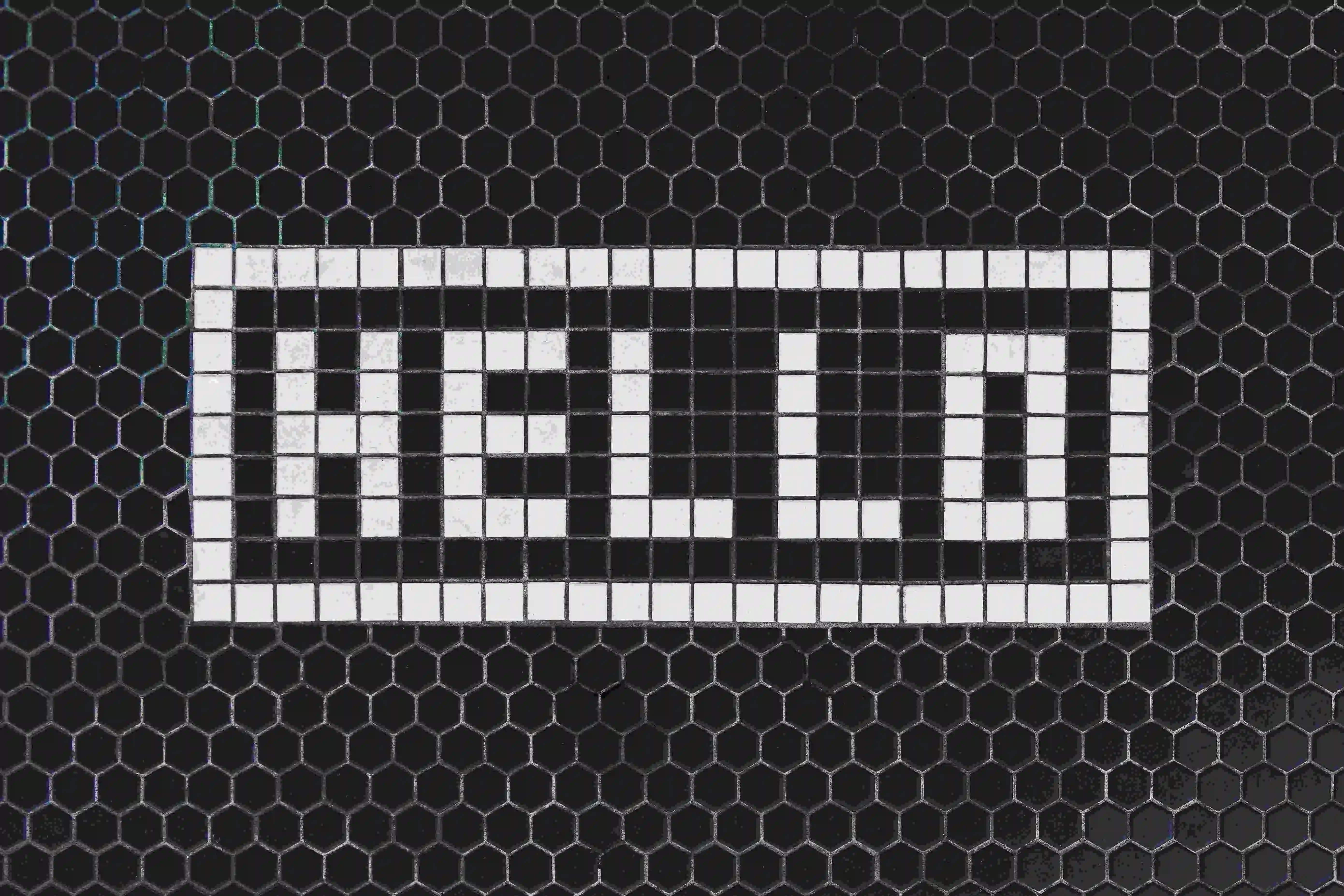 grade em preto e branco escrito 'hello'