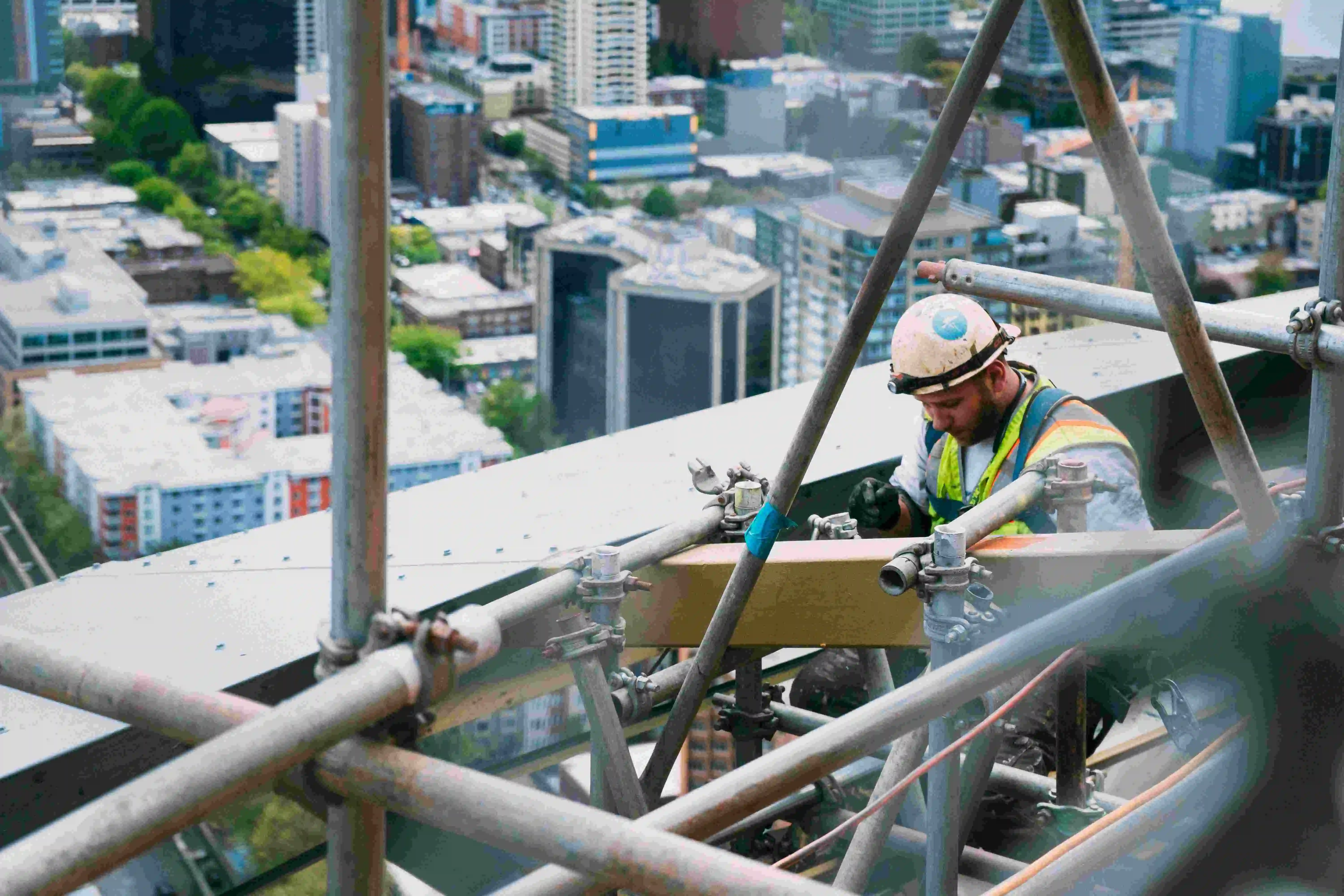 homem trabalhando com construção