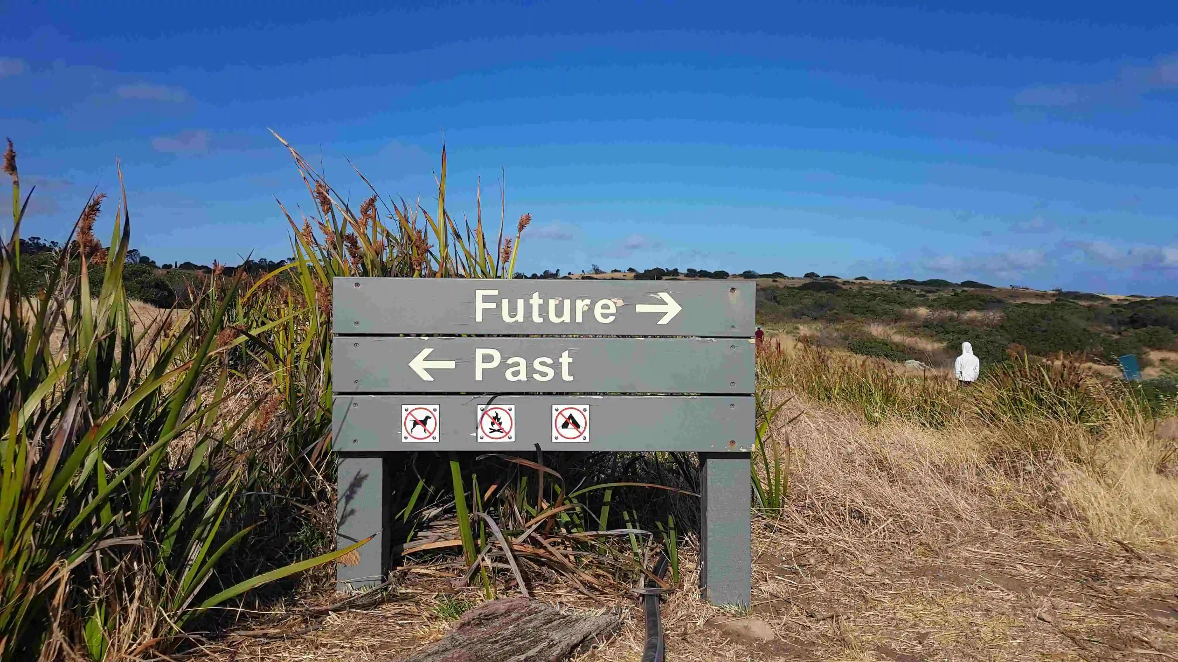 placa escrito 'past' e 'future' em direções opostas